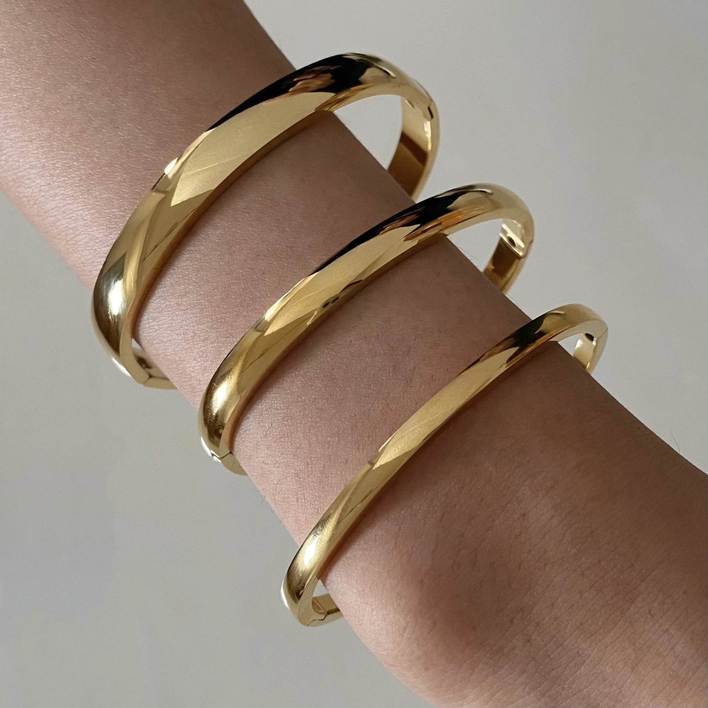 Retro Minimalistic Gold Bracelet - Trendy Buckle Design for All Occasions - Buy Center