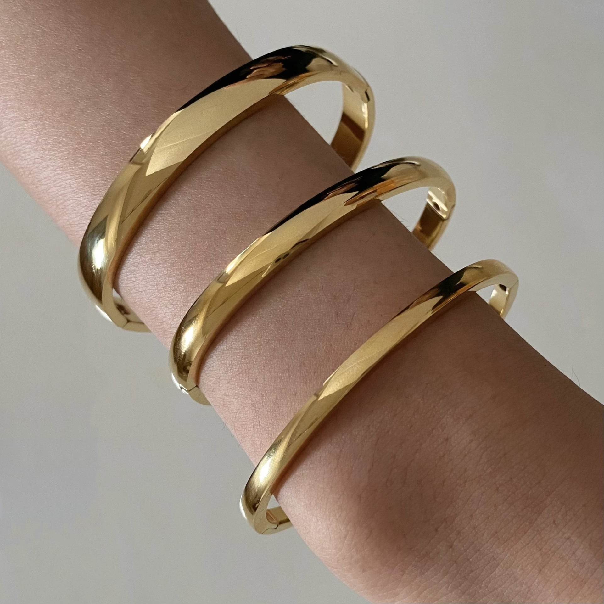 Retro Minimalistic Gold Bracelet - Trendy Buckle Design for All Occasions - Buy Center