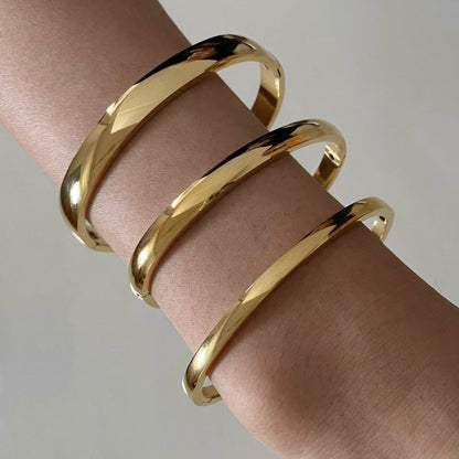 Retro Minimalistic Gold Bracelet - Trendy Buckle Design for All Occasions - Buy Center