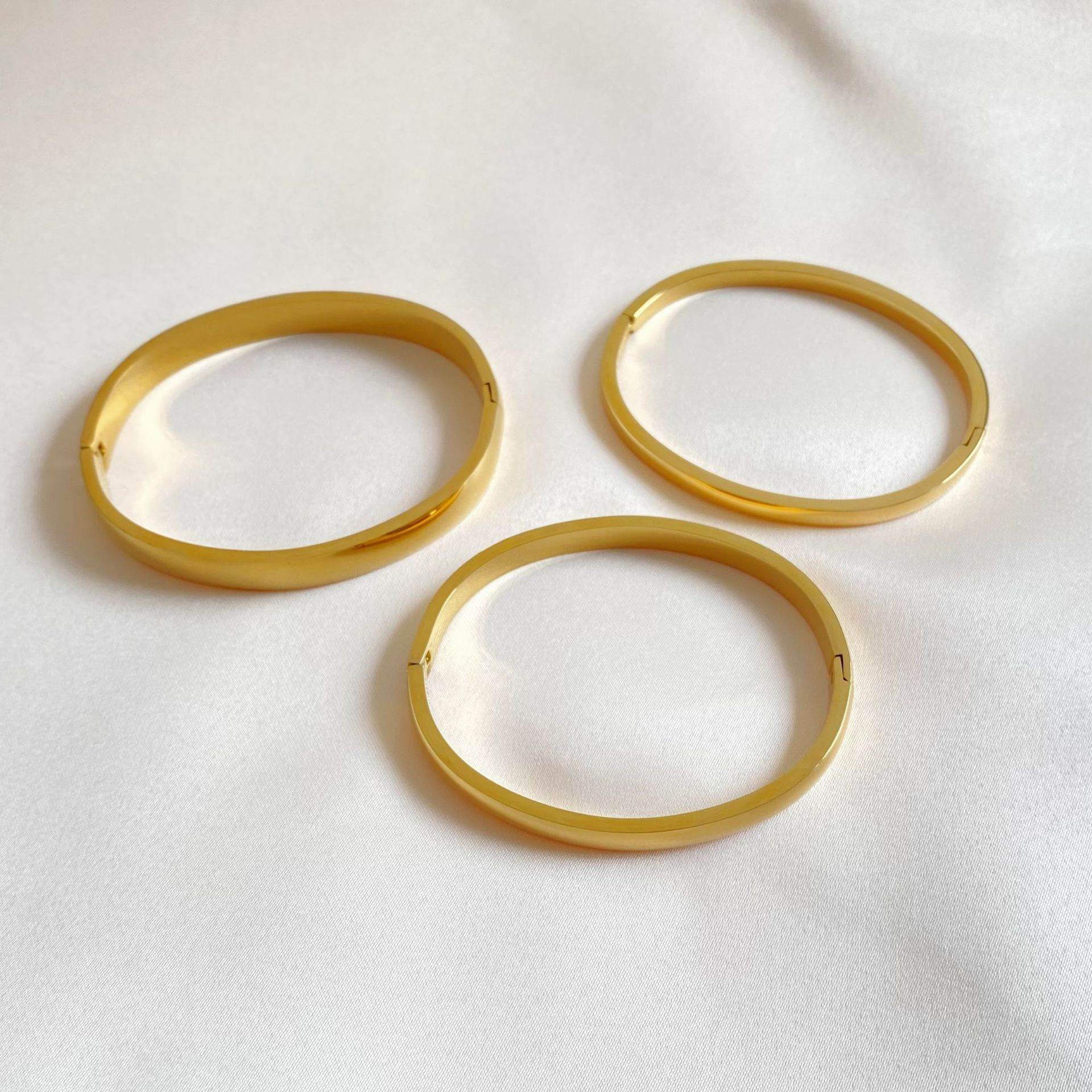 Retro Minimalistic Gold Bracelet - Trendy Buckle Design for All Occasions - Buy Center