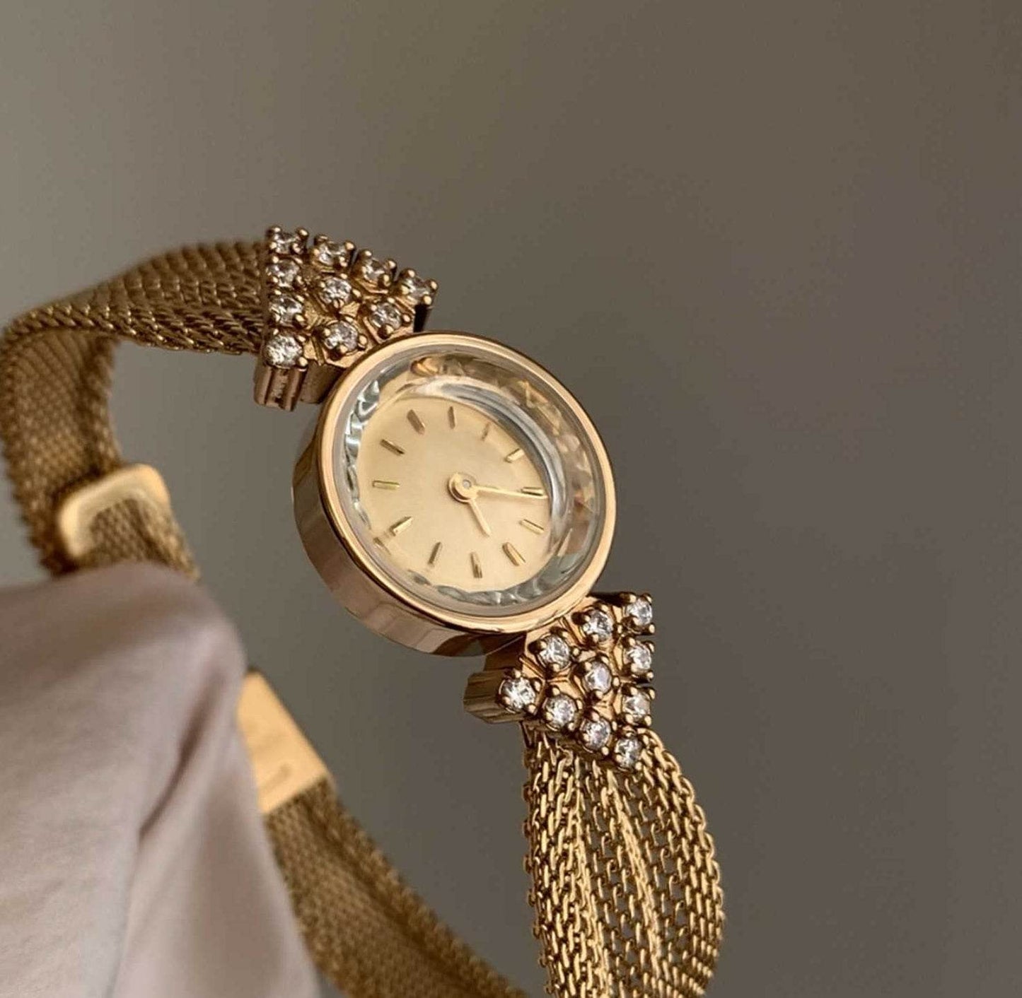 Buycenter Retro Gold Women's Watch - Stylish Small Round Bracelet Design - Buy Center