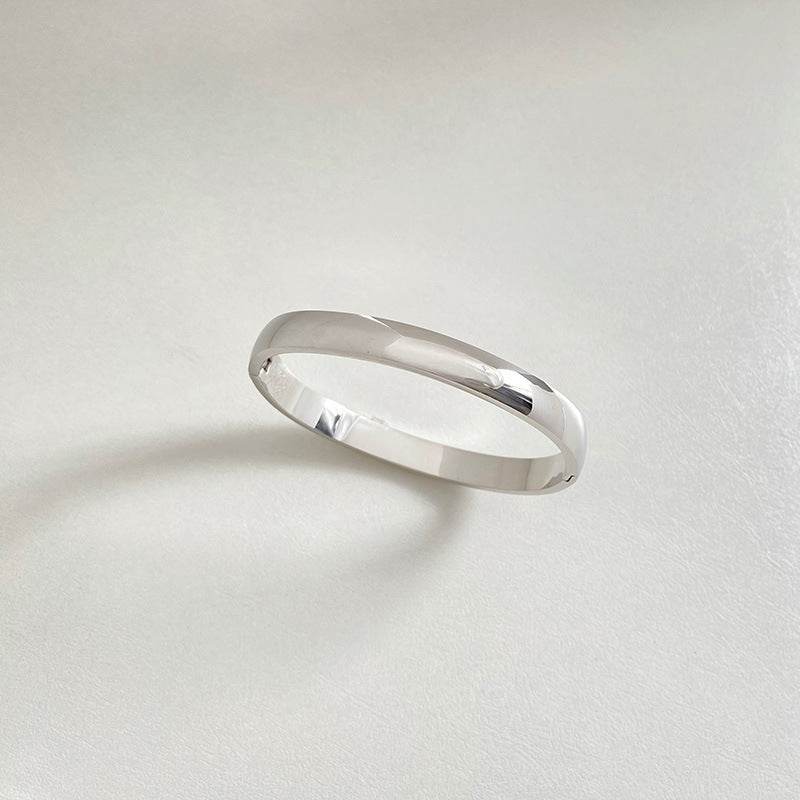 Retro Minimalistic Gold Bracelet - Trendy Buckle Design for All Occasions - Buy Center