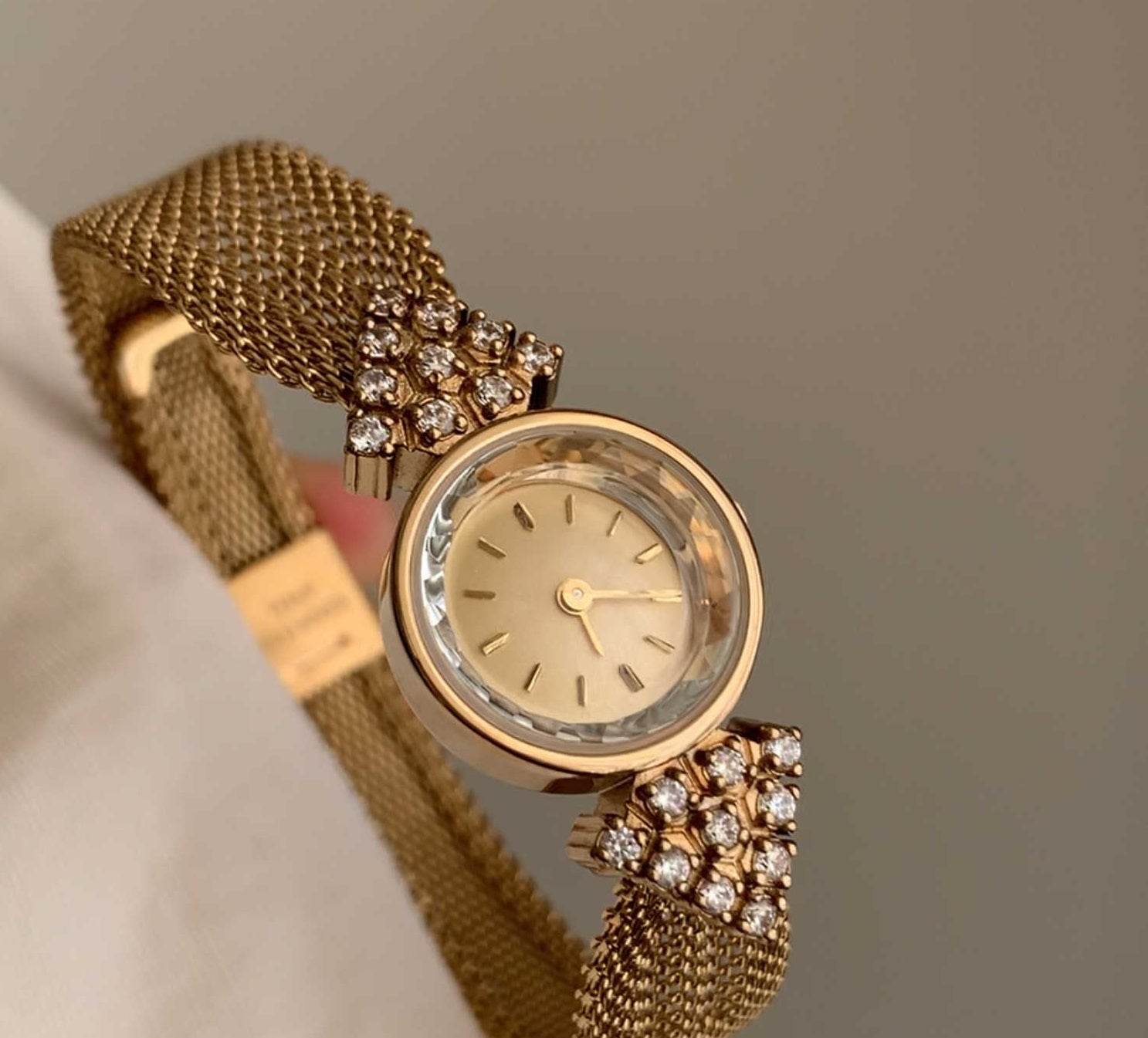 Buycenter Retro Gold Women's Watch - Stylish Small Round Bracelet Design - Buy Center