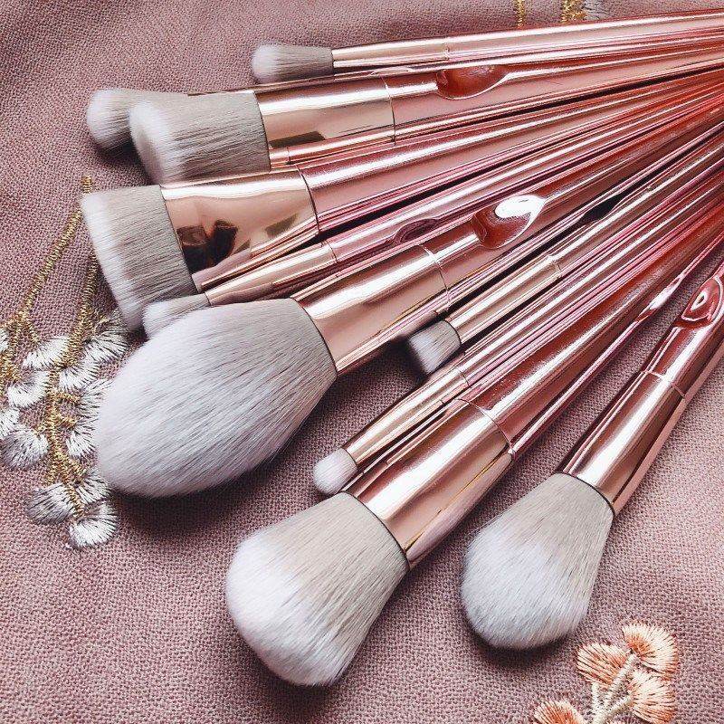 Premium Makeup Brush with Pink Clutch - Stylish Design for Flawless Finish - Buy Center