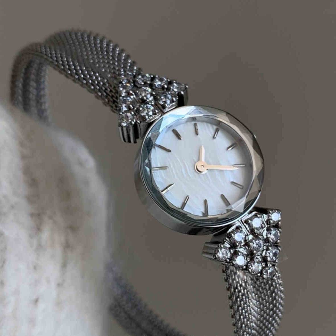 Buycenter Retro Gold Women's Watch - Stylish Small Round Bracelet Design - Buy Center
