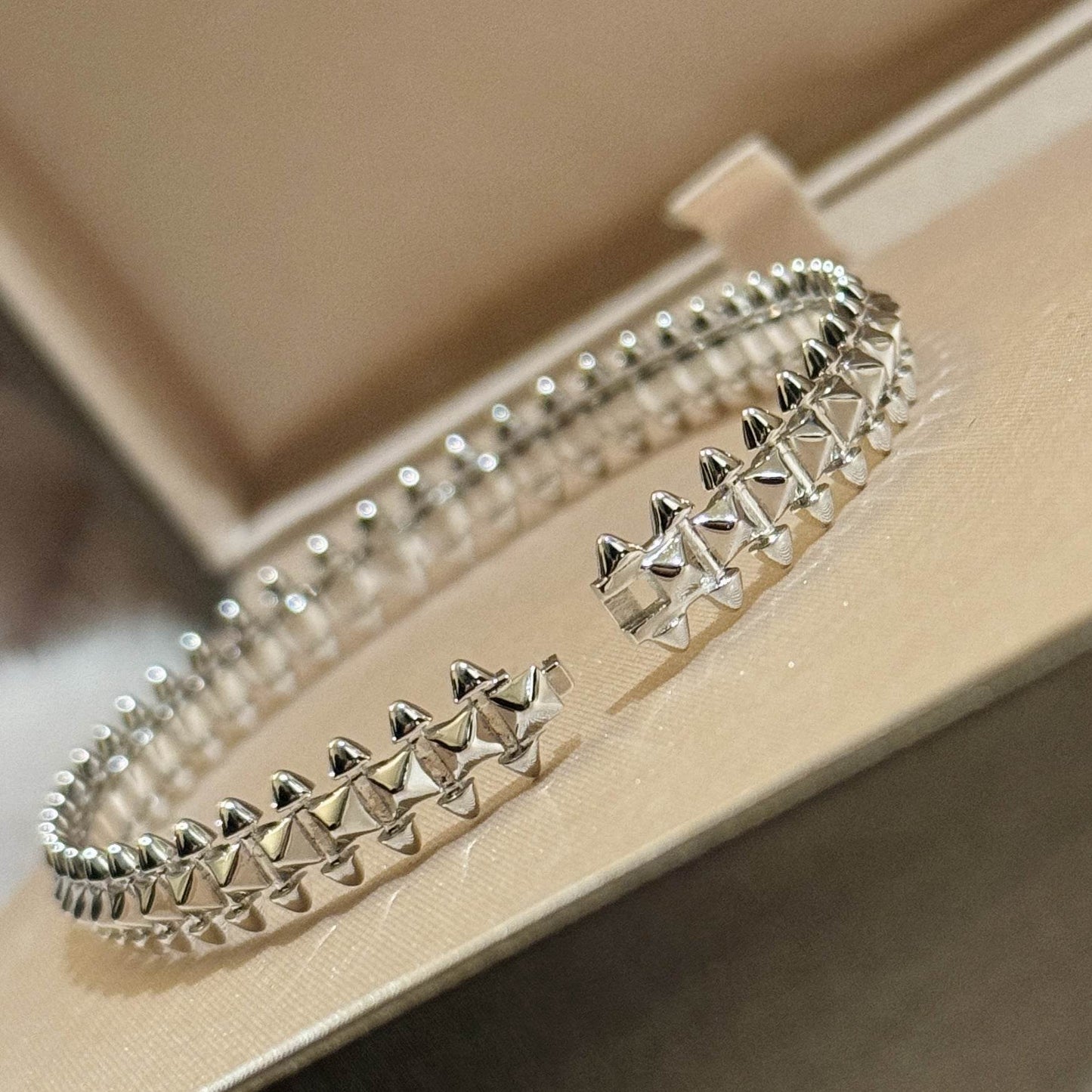 Versatile S925 Sterling Silver Rivet Bracelet - Elegant Mesh Design & Glossy Finish - Buy Center