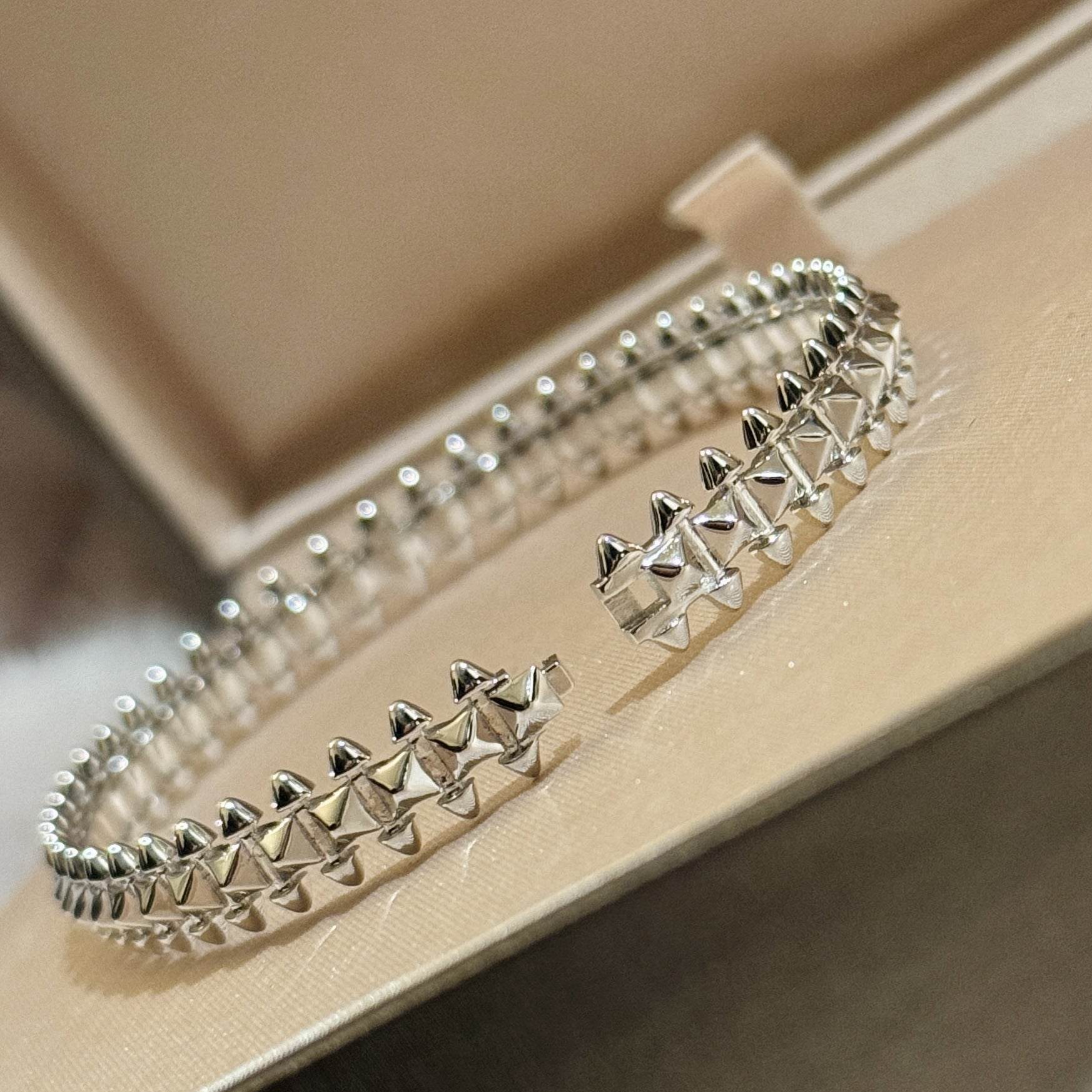 Versatile S925 Sterling Silver Rivet Bracelet - Elegant Mesh Design & Glossy Finish - Buy Center