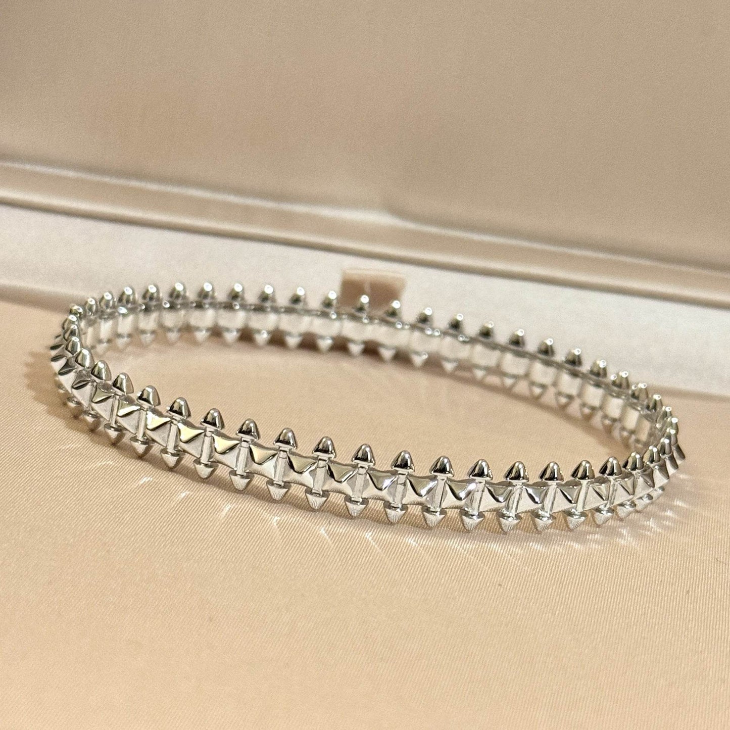 Versatile S925 Sterling Silver Rivet Bracelet - Elegant Mesh Design & Glossy Finish - Buy Center