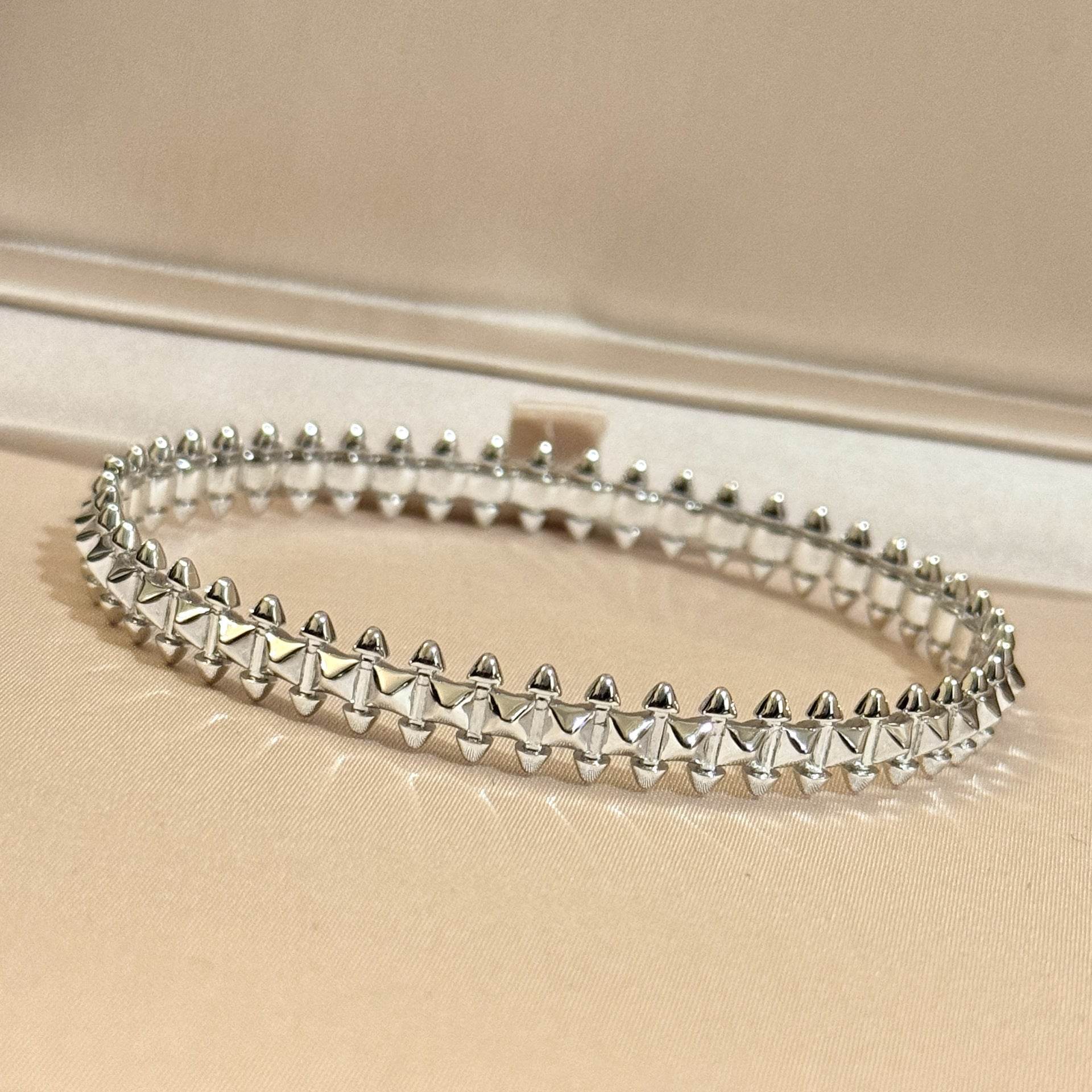 Versatile S925 Sterling Silver Rivet Bracelet - Elegant Mesh Design & Glossy Finish - Buy Center